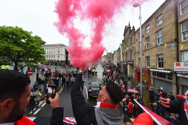 Other image for Oakwell stars paint town red
